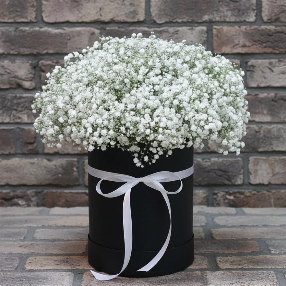 Цветочная композиция из Гипсофила в шляпной коробке в Упорово