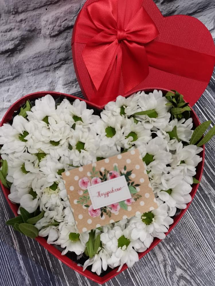 Цветочная композиция из Хризантемы в виде сердца в Упорово